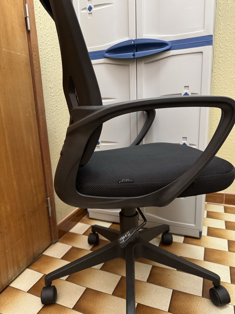 Cadeira de escriório preta com rodas