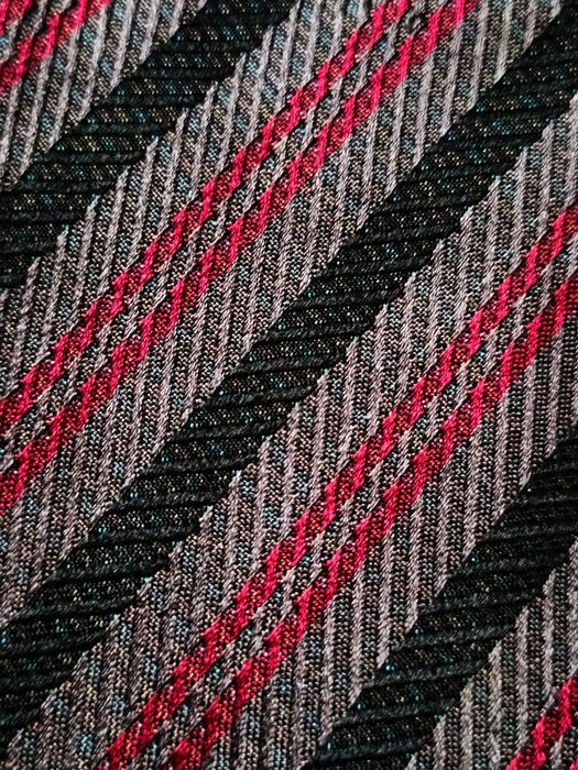 Elegancki jedwabny krawat od francuskiego projektanta Givenchy