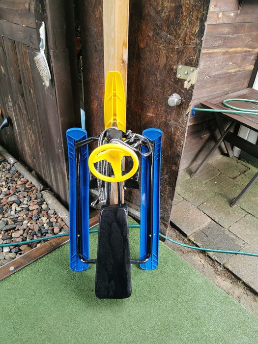 Sanki z kierownicą i hamulcem