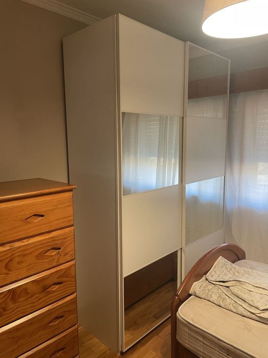 Armário ikea com prateleiras e gavetas