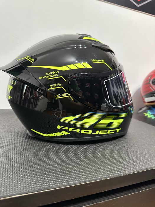 Capacete novo preto com detalhes verde por 80€