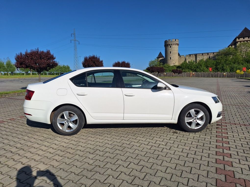 Skoda Octavia - miesięczna rata najmu w kwocie 1 700 zł/m