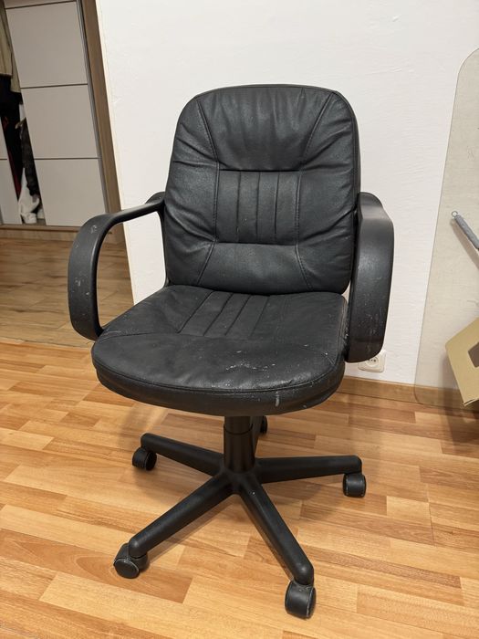 Fotel obrotowy. Krzesło biurowe