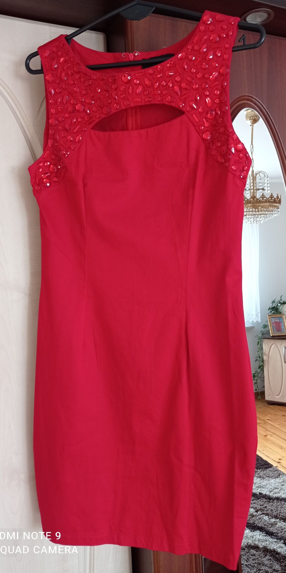 Śliczna czerwona sukienka bardzo elegancka