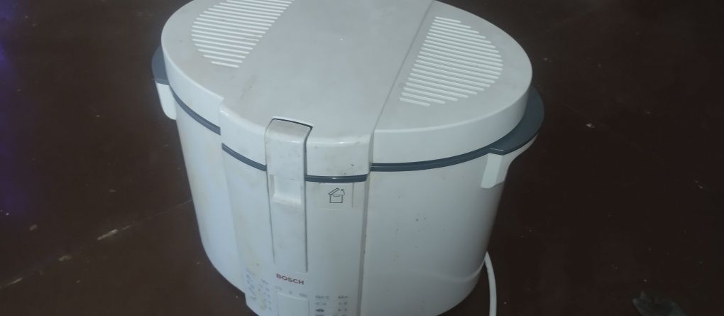 Фритюрница Bosh(TFB-1501)б/у, состояние 8,5 из 10