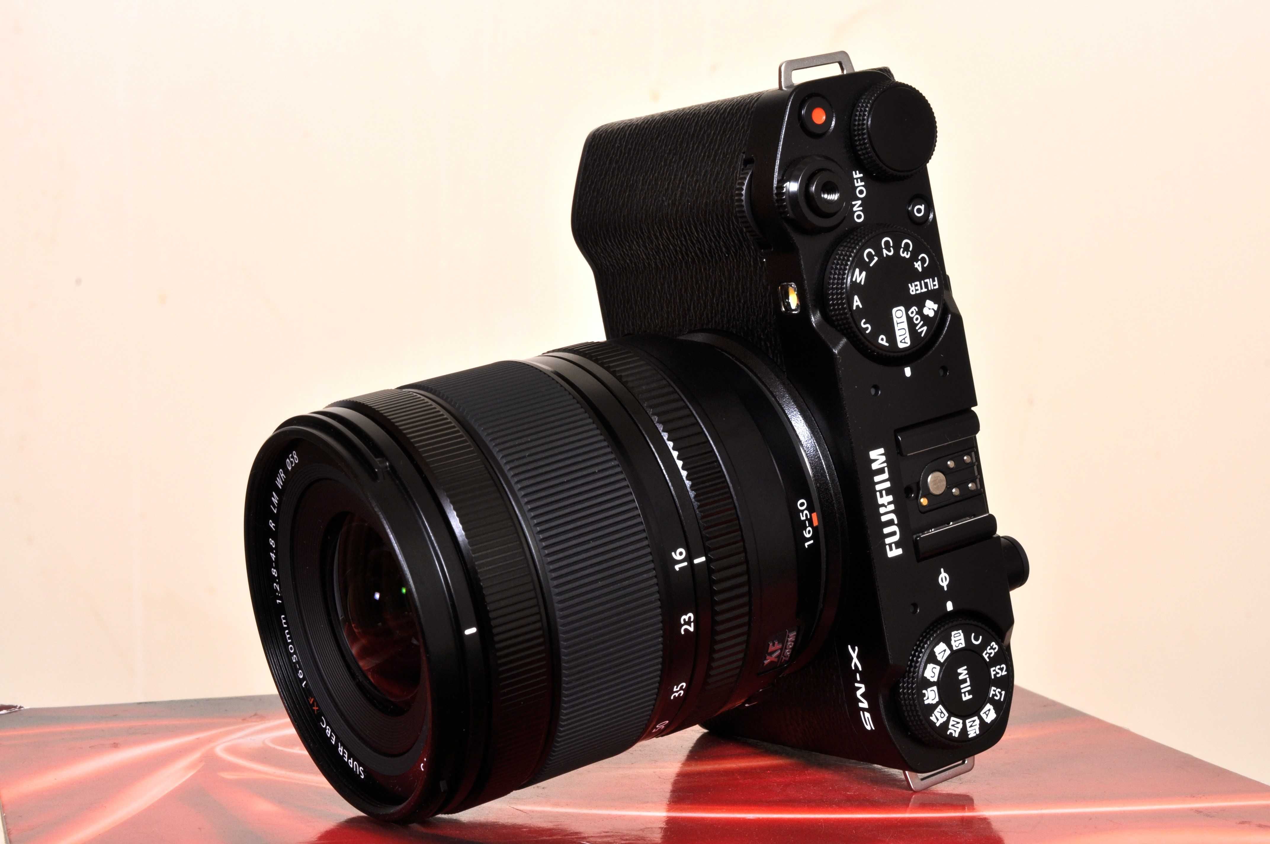 Fuji X-M5 Novo + Fuji XF 16x50 F: 2.8-4.8 WR como novo. Bateria estra.