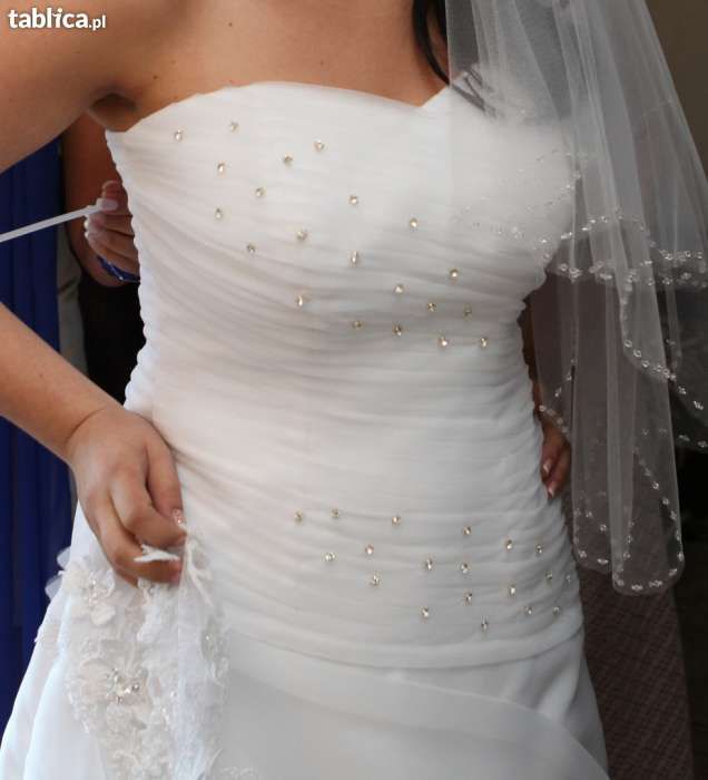Wyjątkowa suknia ślubna z cyrkoniami Swarovskiego