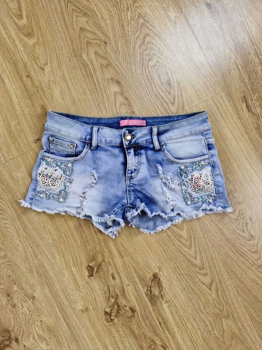 krótkie spodenki dżinsowe z przetarciami i zdobieniami
