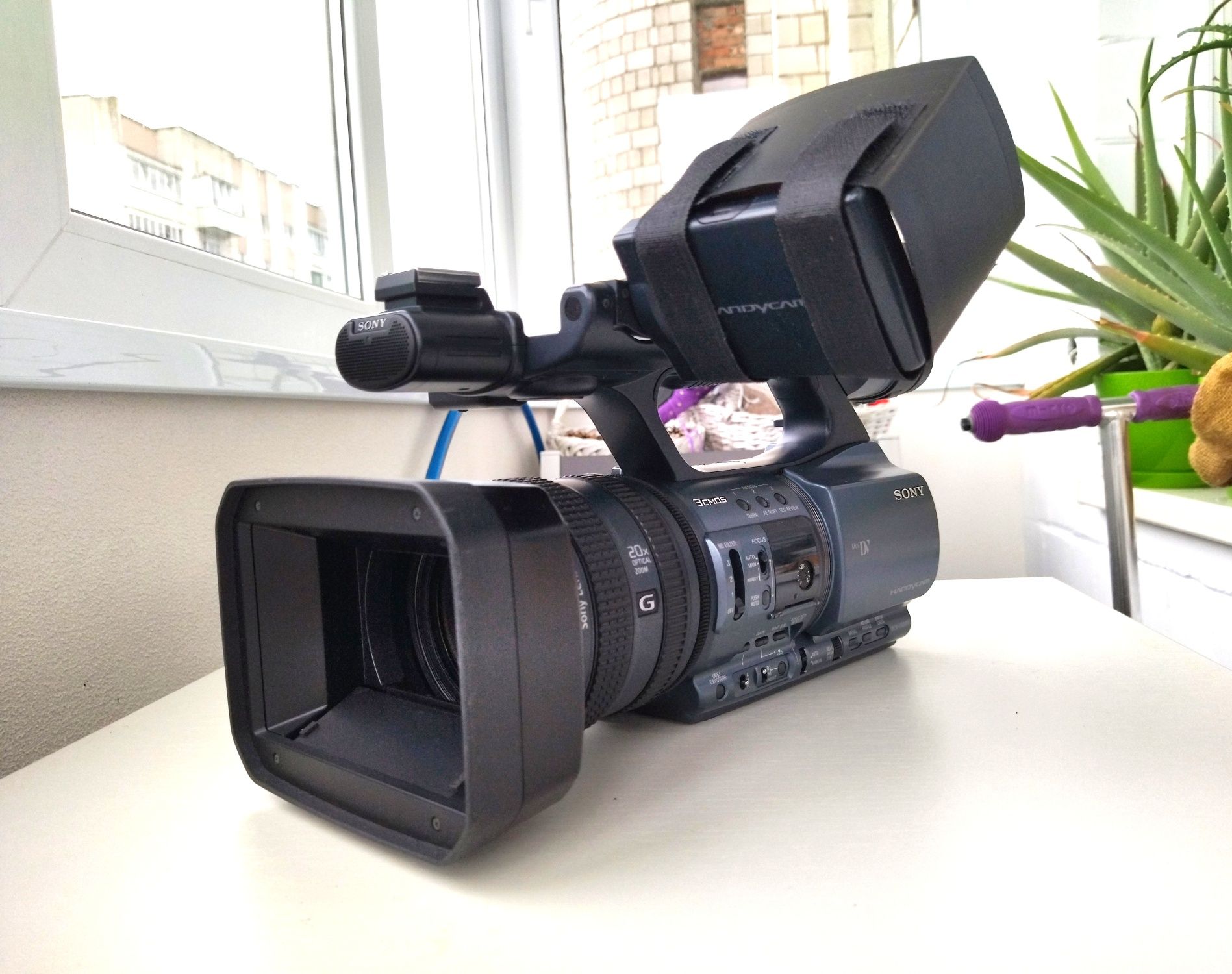 Відеокамера SONY DCR-VX2200e