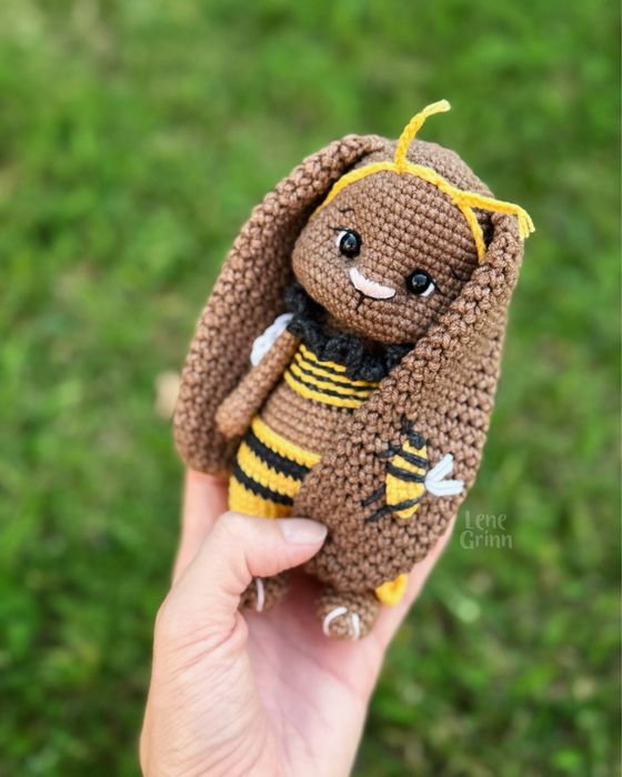 Szydełkowa maskotka króliczek pszczółka 15cm