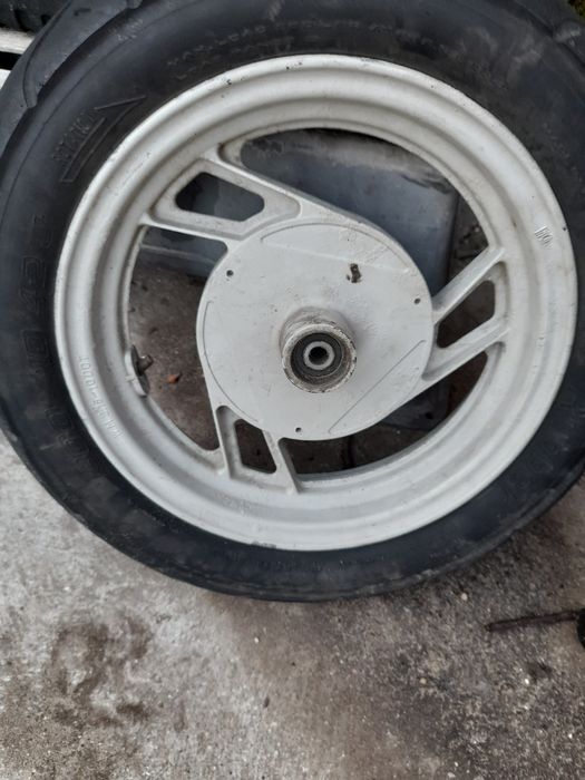 Pneus dianteiros Suzuki CP à venda