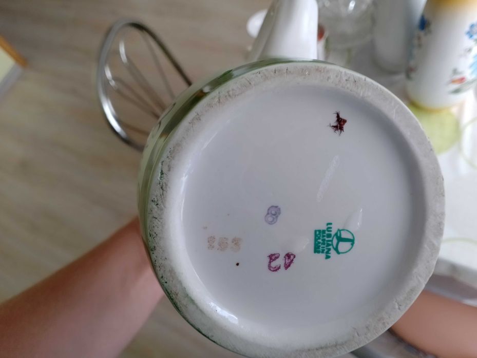 Wazony ceramiczne i wazony z kryształu oraz popielniczka