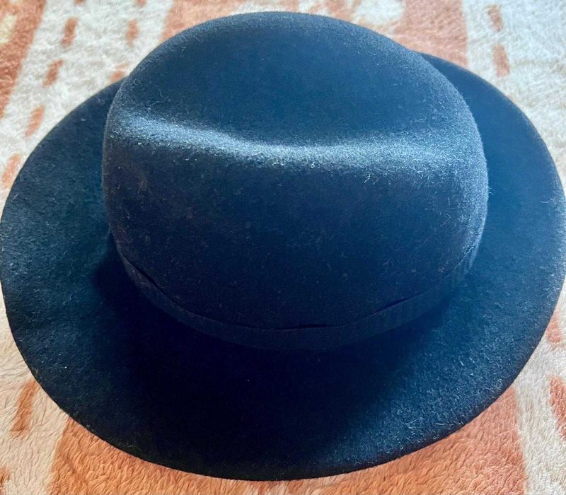 Czarny kapelusz z wełnianego flauszu.Zainteresowanych proszę o kontakt