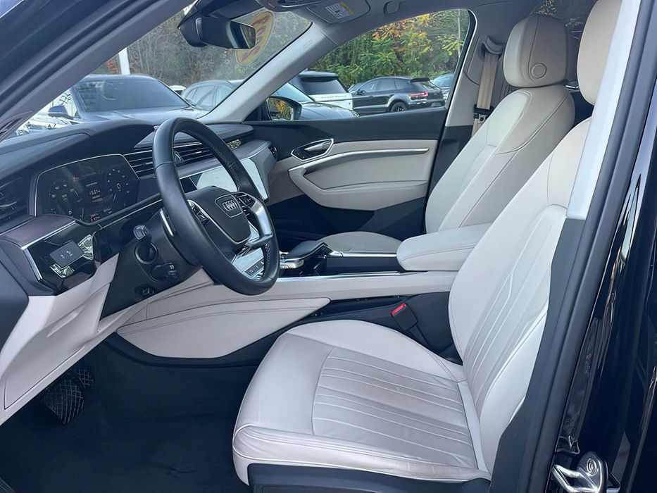 Audi e-tron      2023