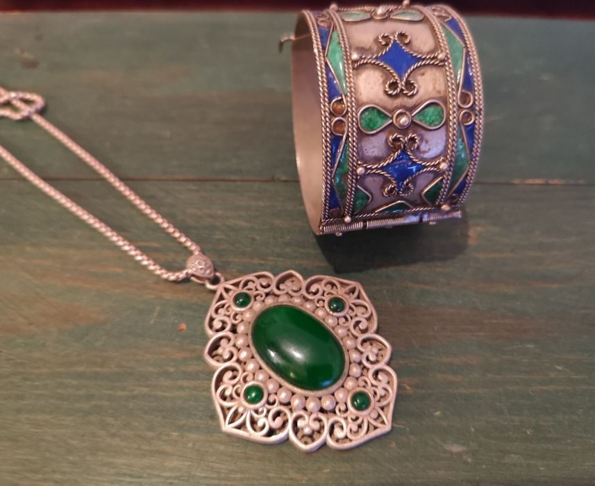 Pulseira e pendente em esmalte e Jade. Valor individual