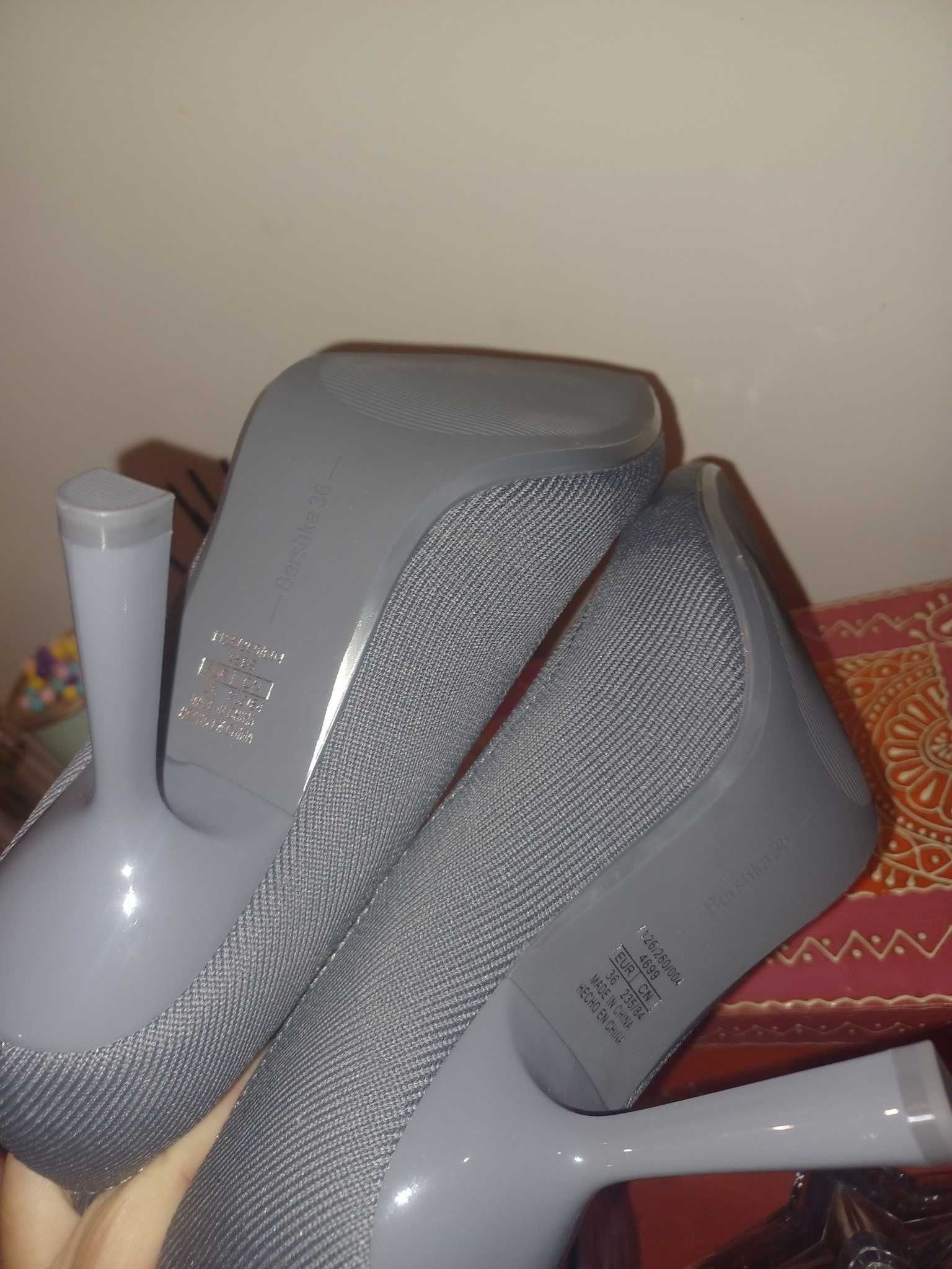 Botins da Bershka em lycra cinzentos novos com etiqueta