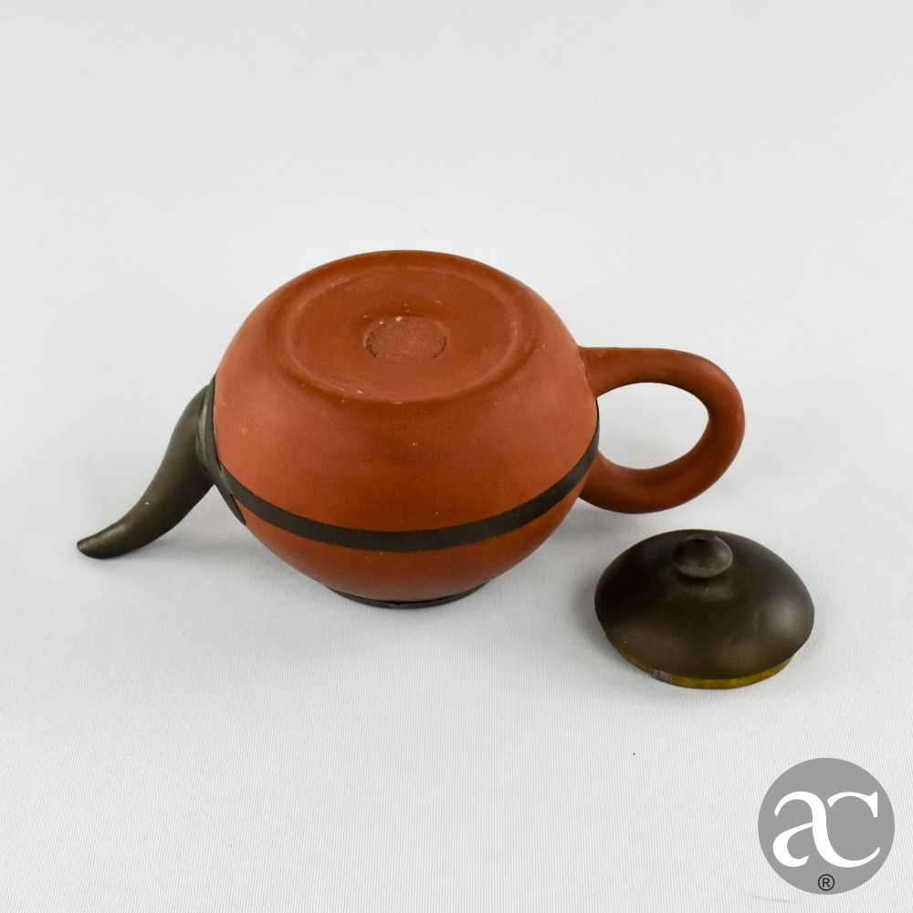Bule Yixing em terracota, China, com tampa e aplicações em metal