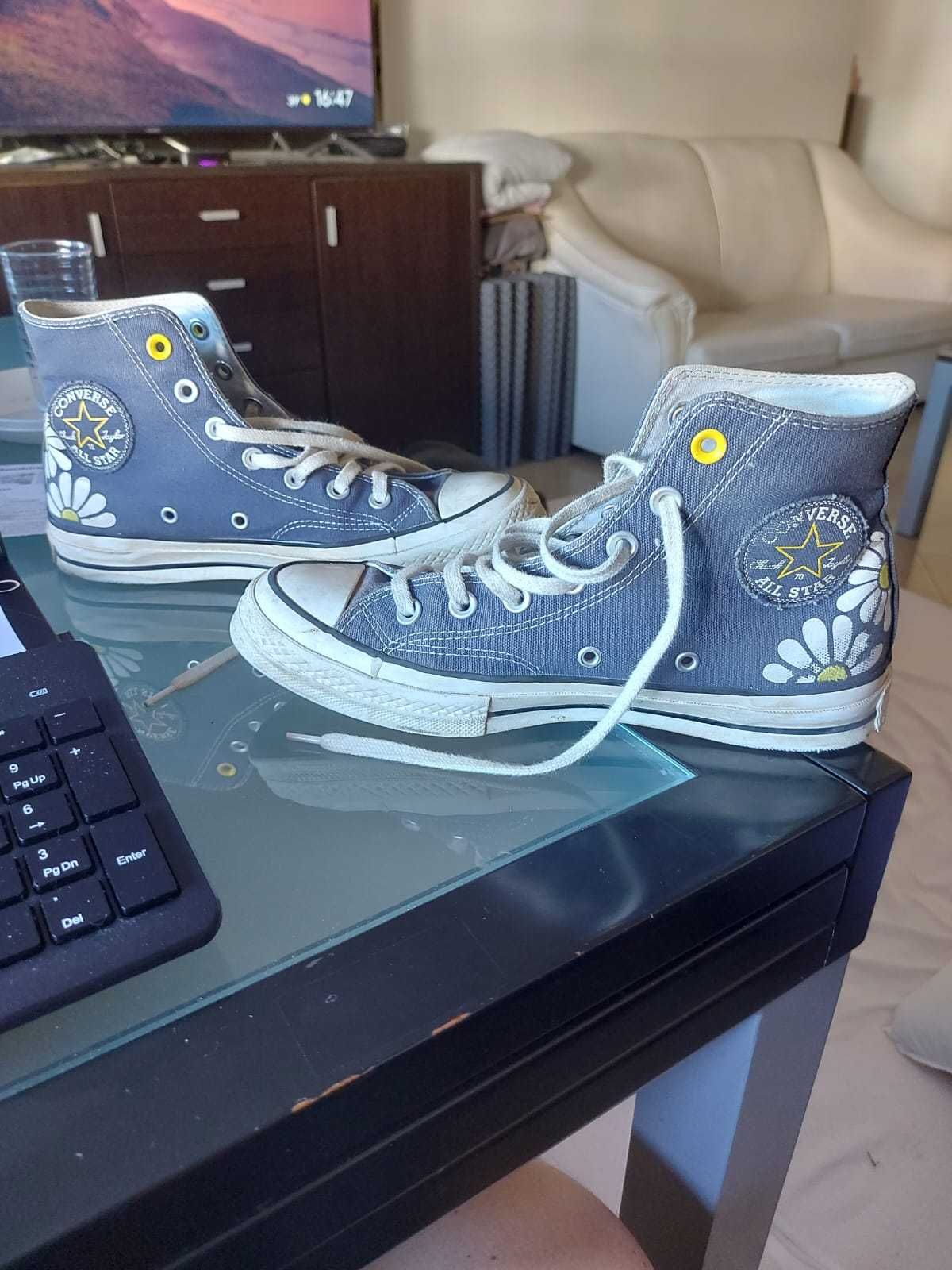 Tênis All Star azul marinho com flores e detalhes em amarelo