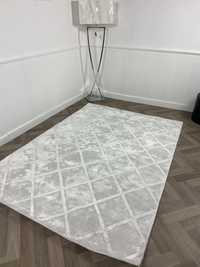 Ręcznie tuftowany dywan z wiskozy Shiny 160x230 srebrnoszary