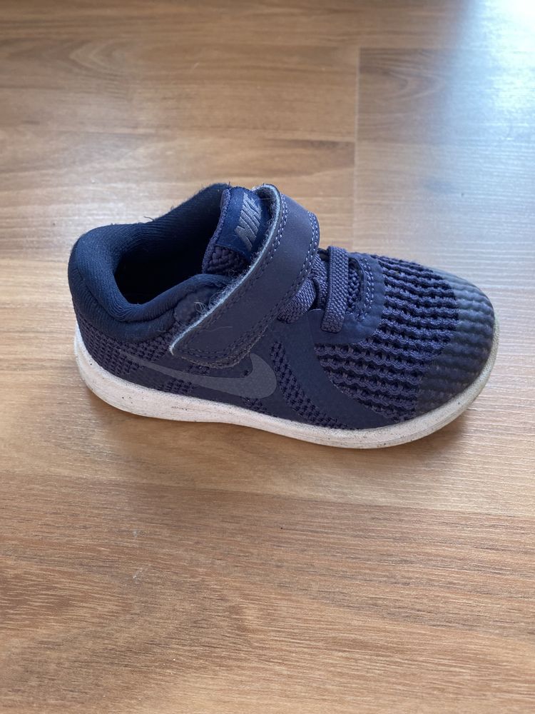 Buty lekkie nike 22 granatowe niebieskie biała podeszwa rozmiar 22