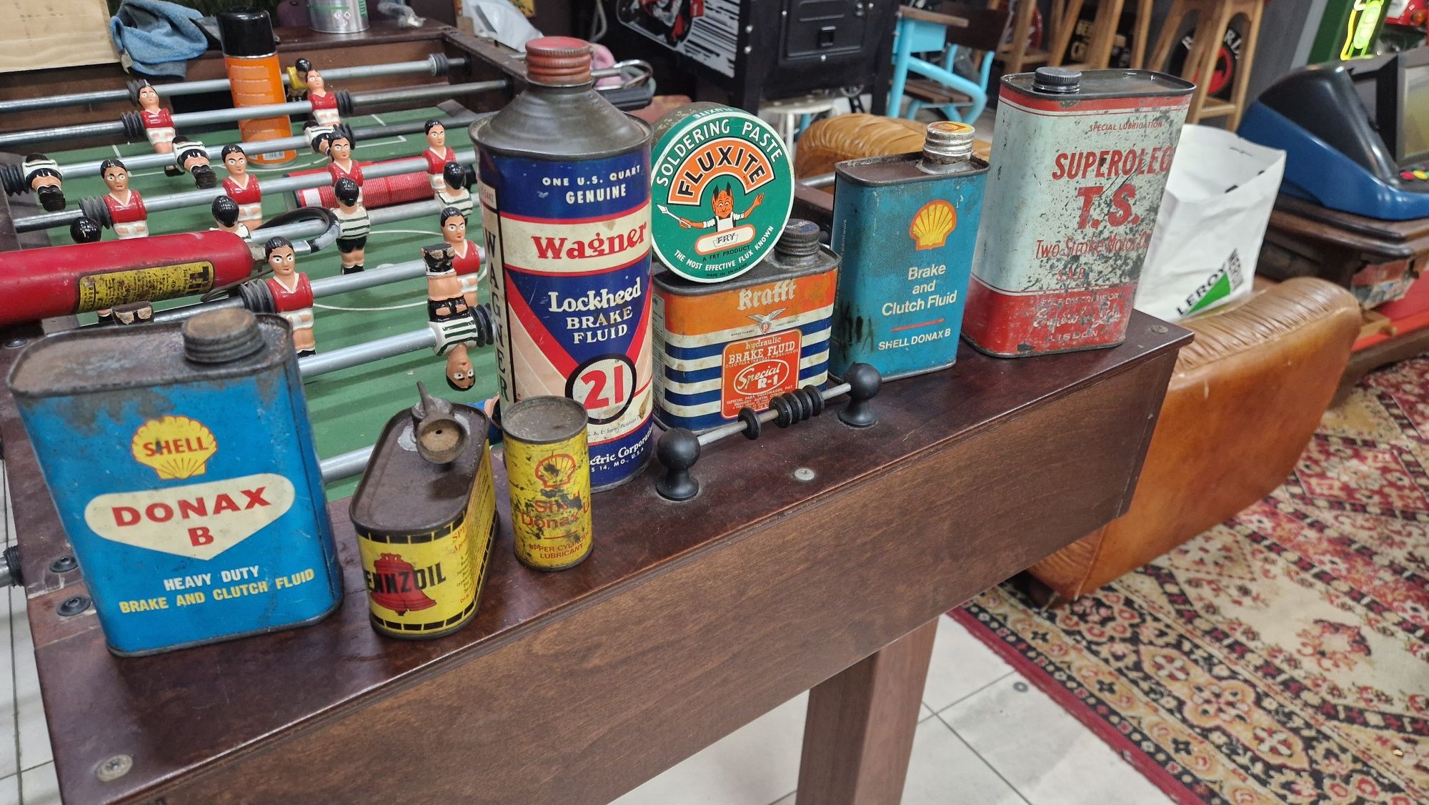 Varias latas antigas