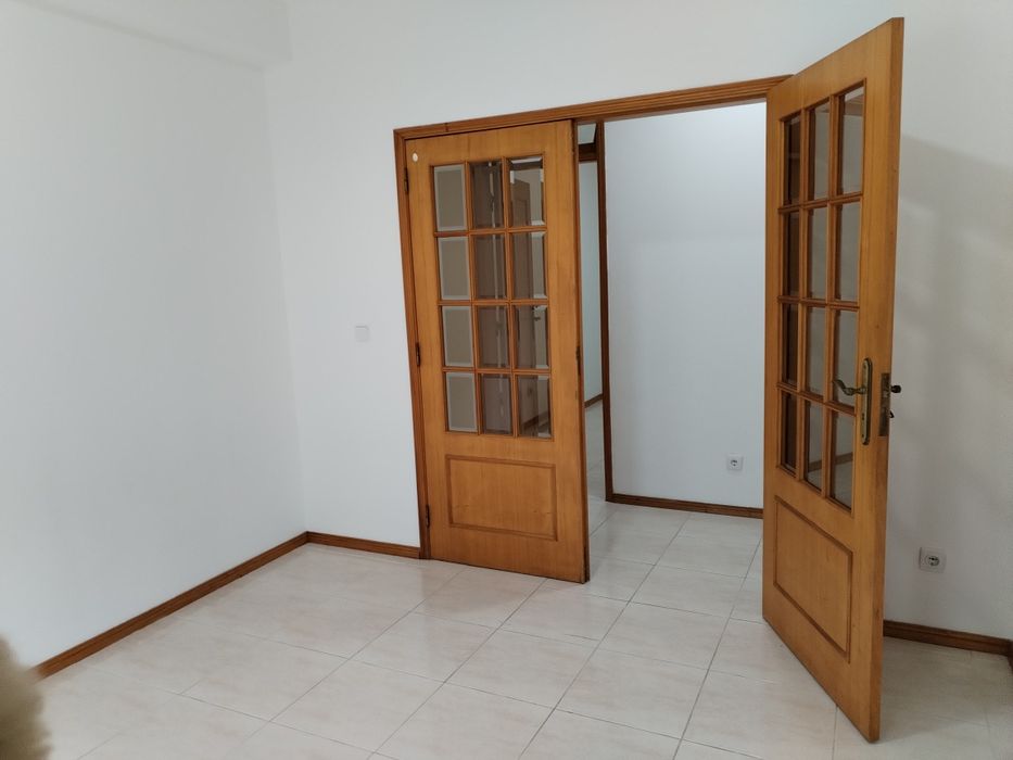 Apartamento T2 para arrendamento na Av. Das Amoreiras