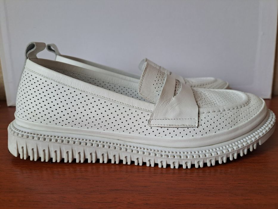 Мокасини, лофери білі, жіночі від українського бренду Estro