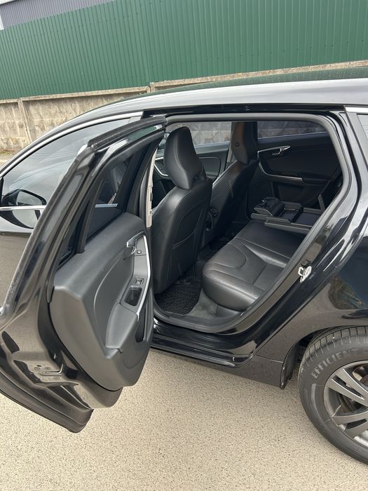 Продам власний Volvo V60 D4 2014