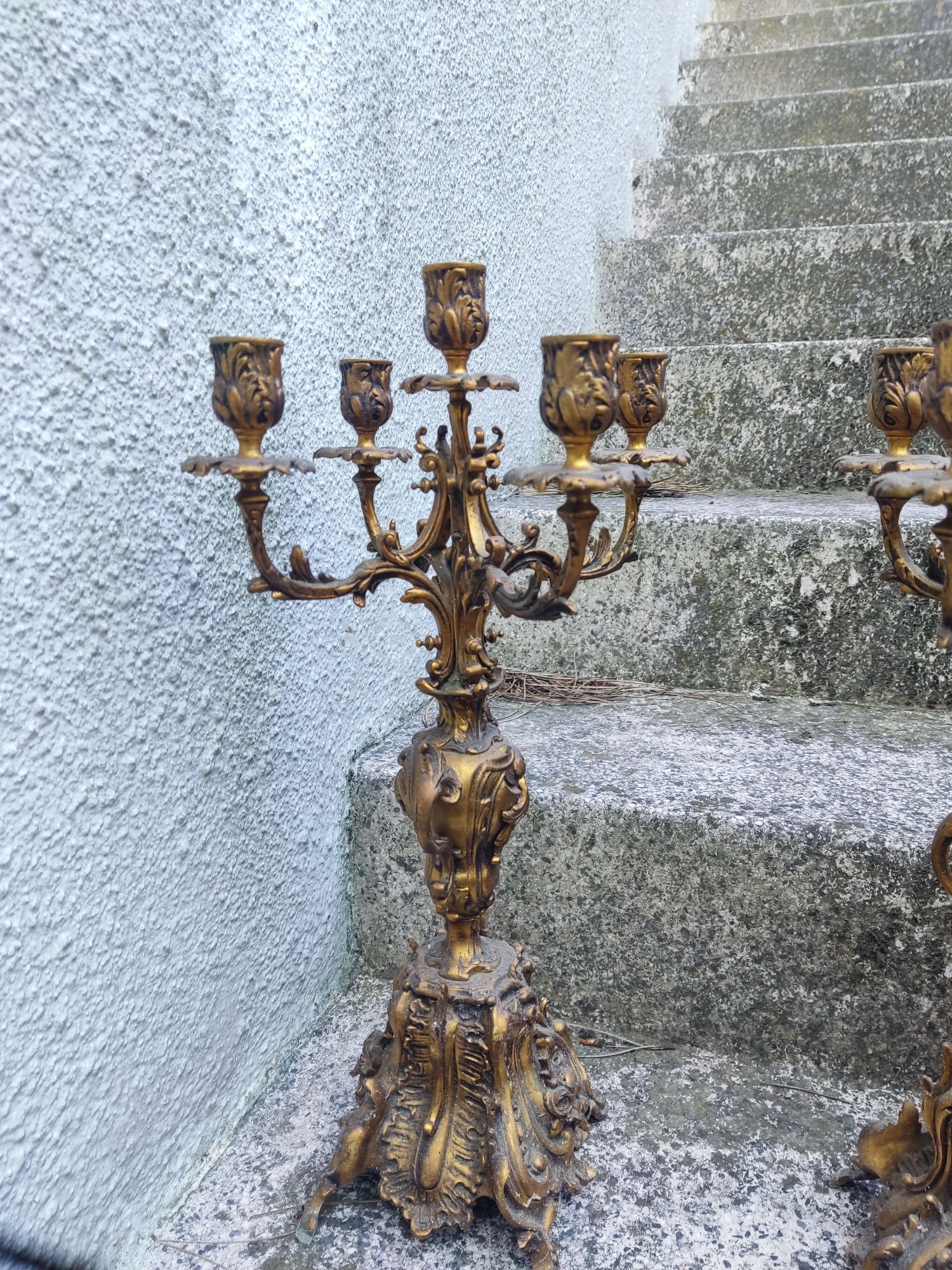 Castiçais góticos dourados em ferro