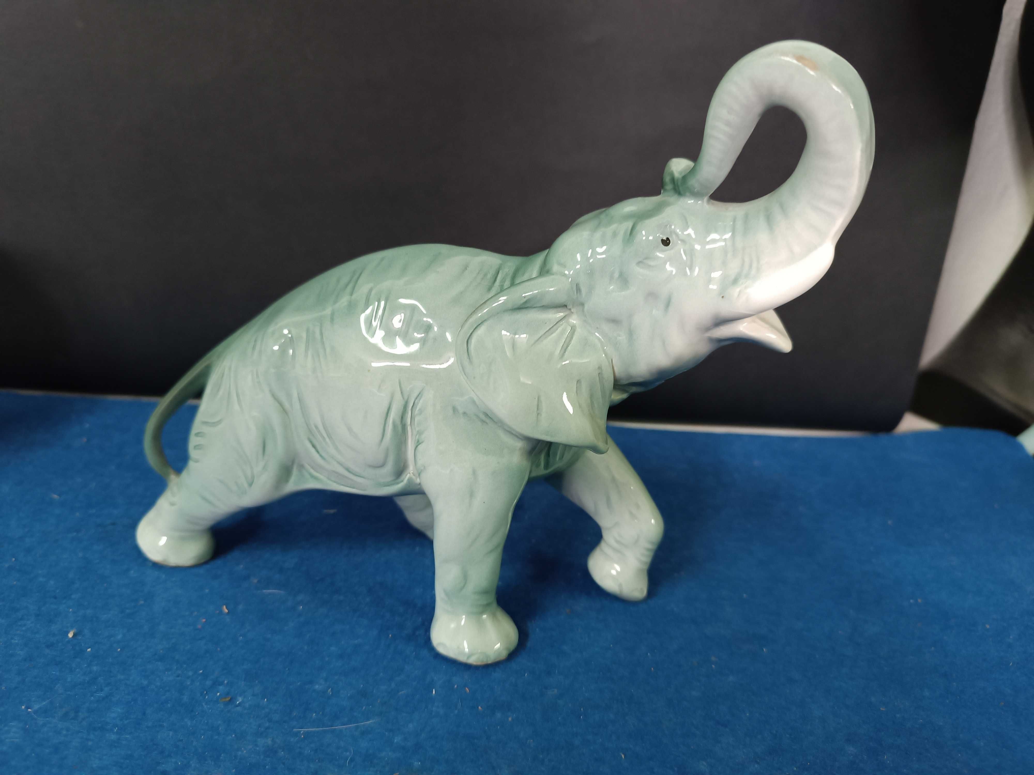 Elefante em ceramica vidrada. Marcado.