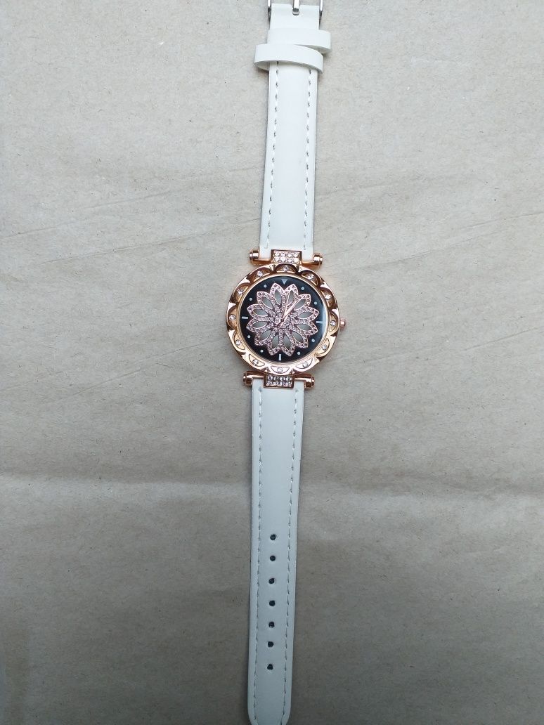 Nowy klasyczny zegarek damski z białym paskiem