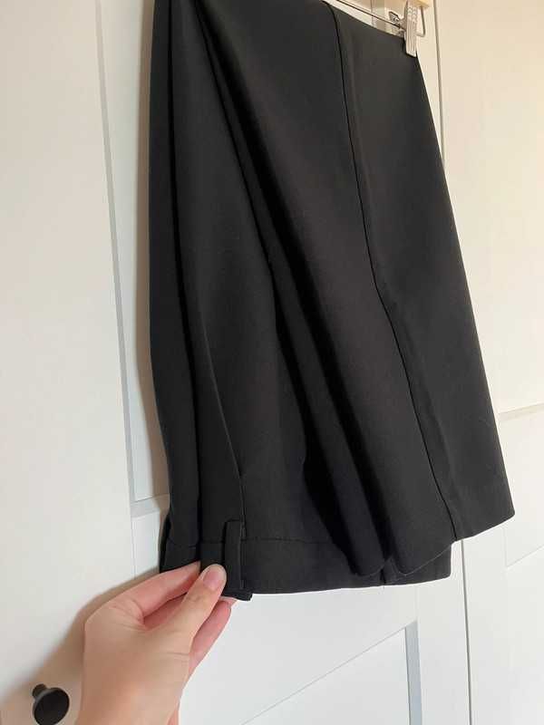 Eleganckie spodnie w kant z wysokim stanem czarne Mango