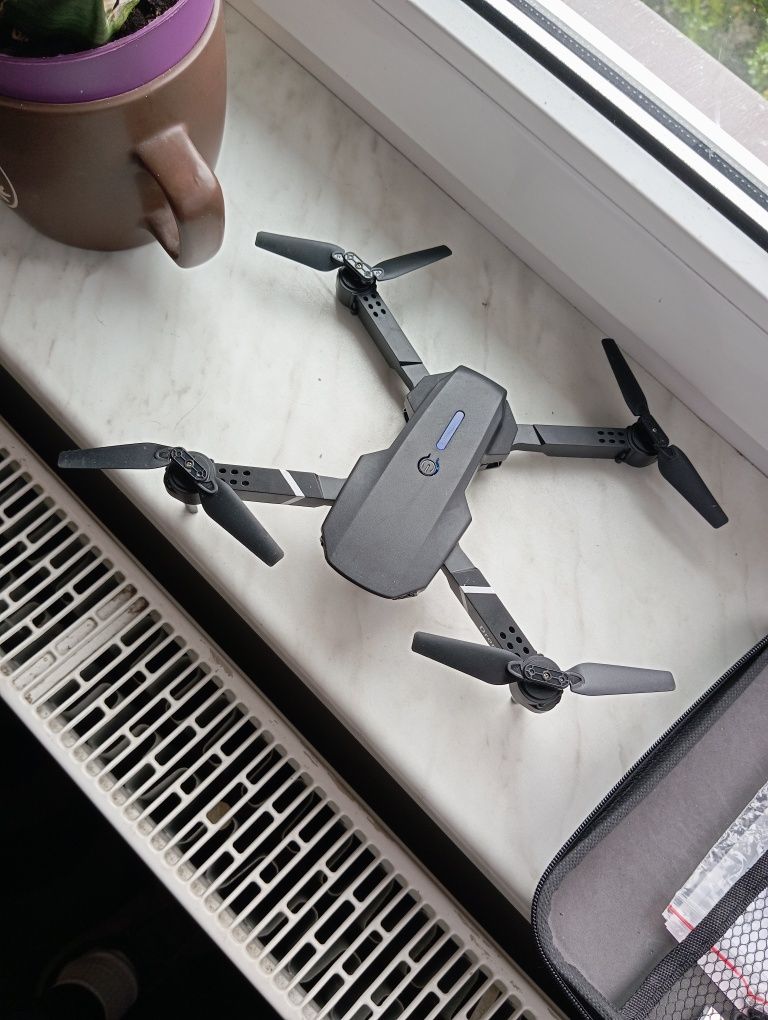 Dron z kamerą HD – składany, lekki, idealny dla początkujących

Opi