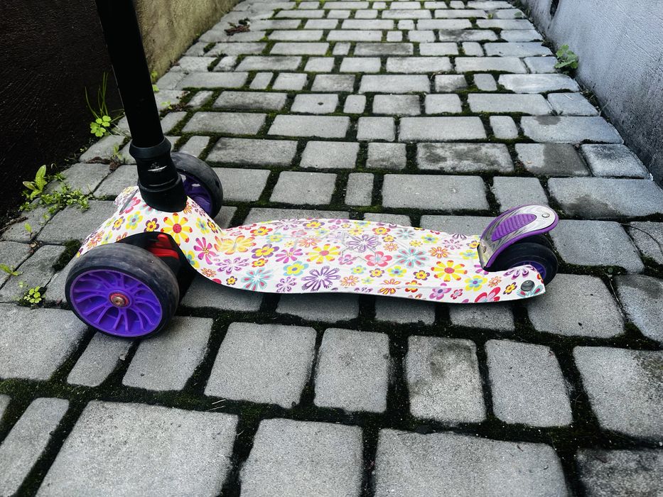 Самокат дитячий(дівчинка)