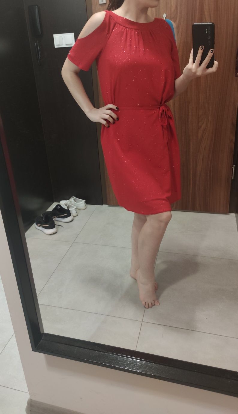 Czerwona połyskująca sukienka