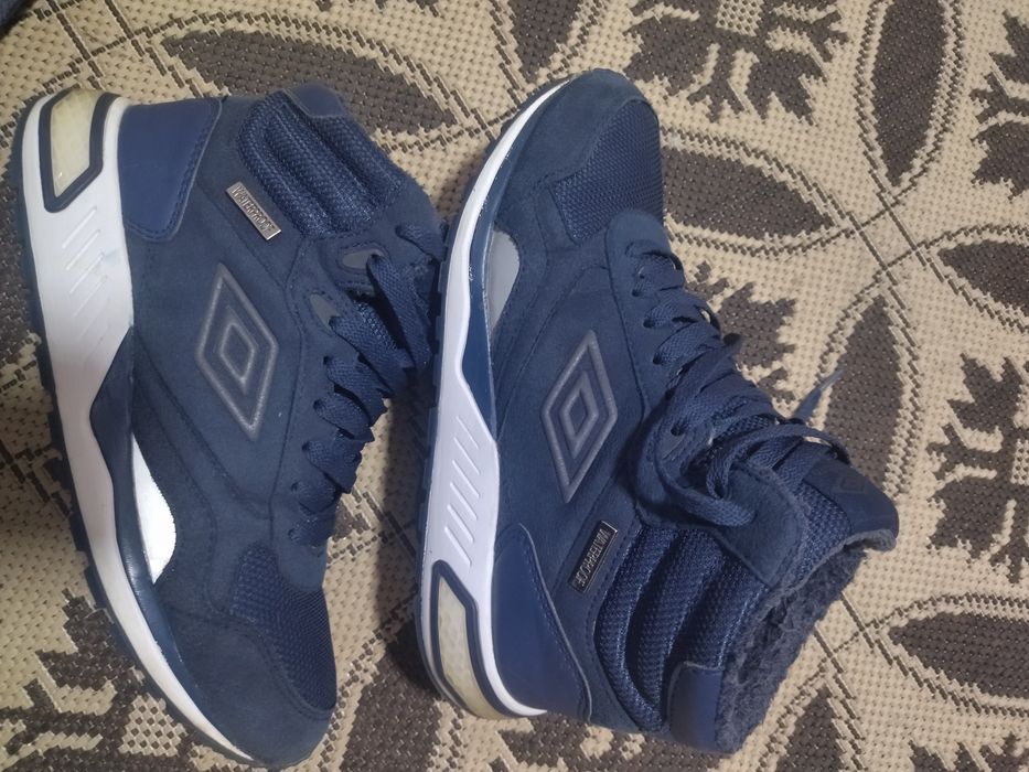 Продам демісезонні кросівки Umbro.