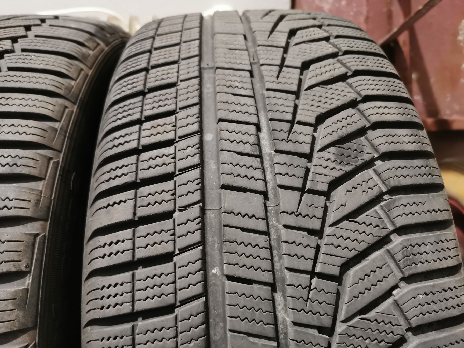 Opony zimowe Hankook Winter Icept Evo 2 o rozmiarze 235 45 R18 okazja