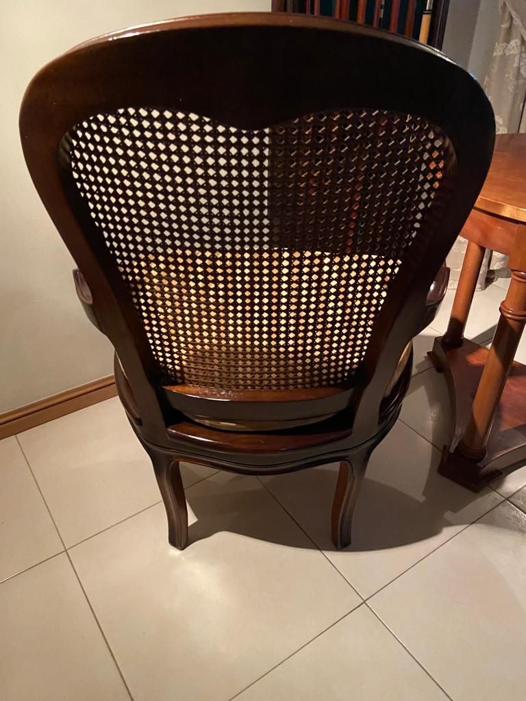 Cadeiras e mesa de apoio