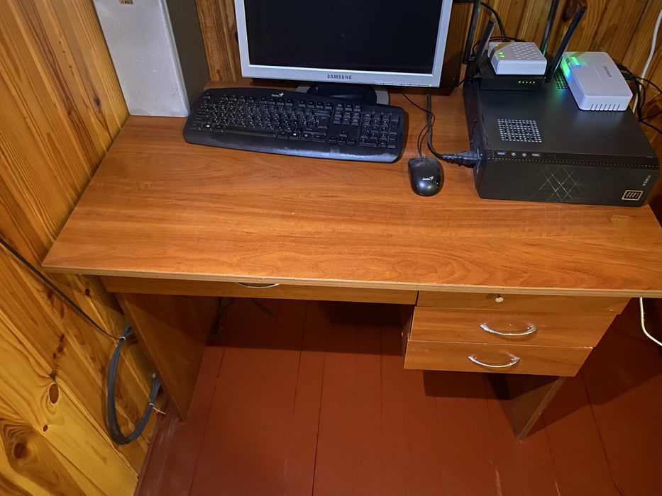 Письмовий стіл з шухлядами