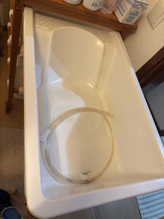 Comoda banheira ideal pra banho quardar roupinhas ate asesorios de ban