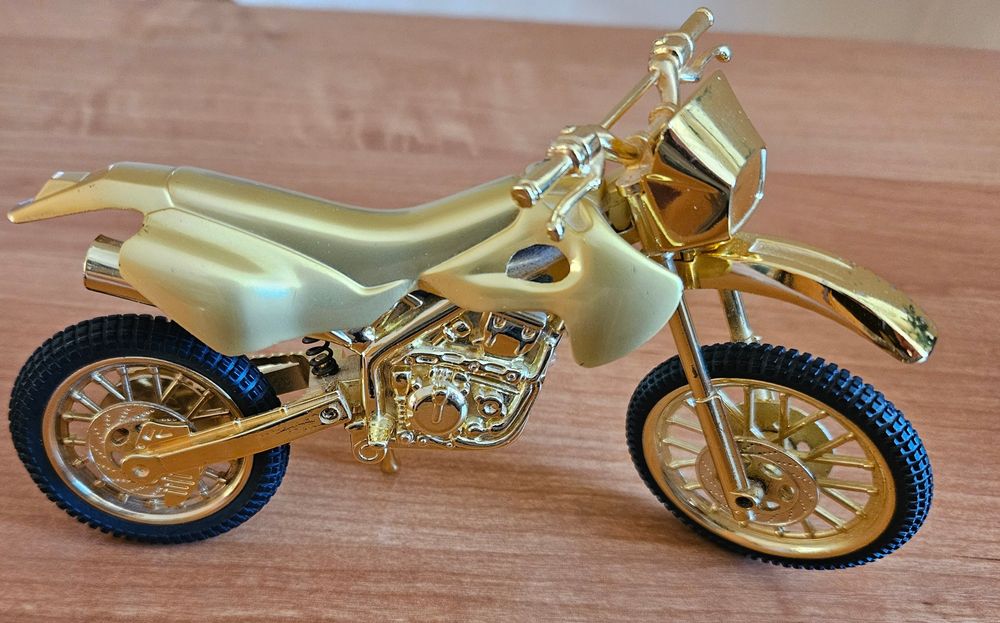 Replika motoru (zapalniczka)