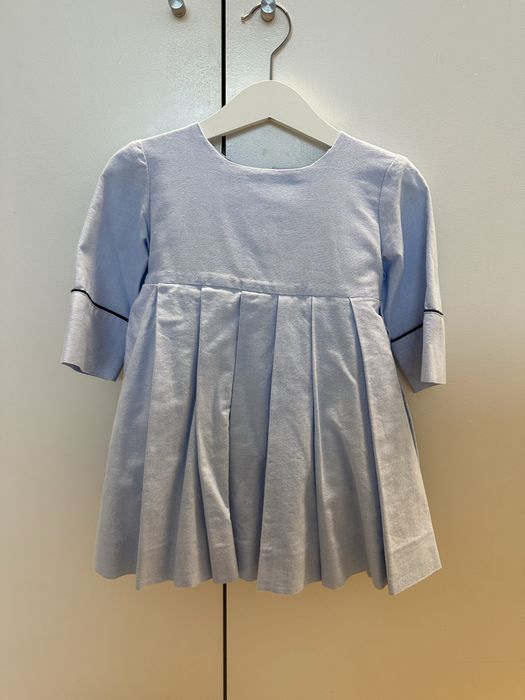 Vestido clássico azul bebé com vivos azul marinho, 3 anos.