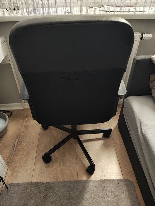 IKEA czarne krzesło obrotowe, fotel biurowy, do biurka.