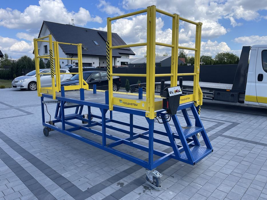 Podest jezdny akumulatorowy. Rampa. Drabina magazyn. Platforma.