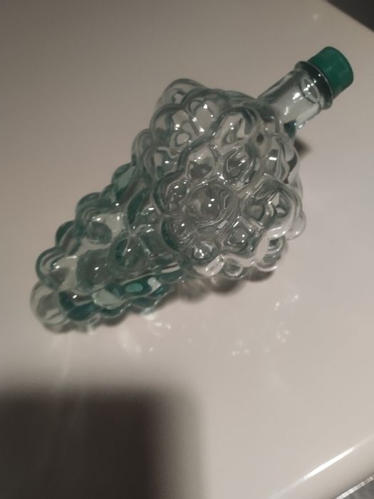 Peça decorativa com formato de uvas