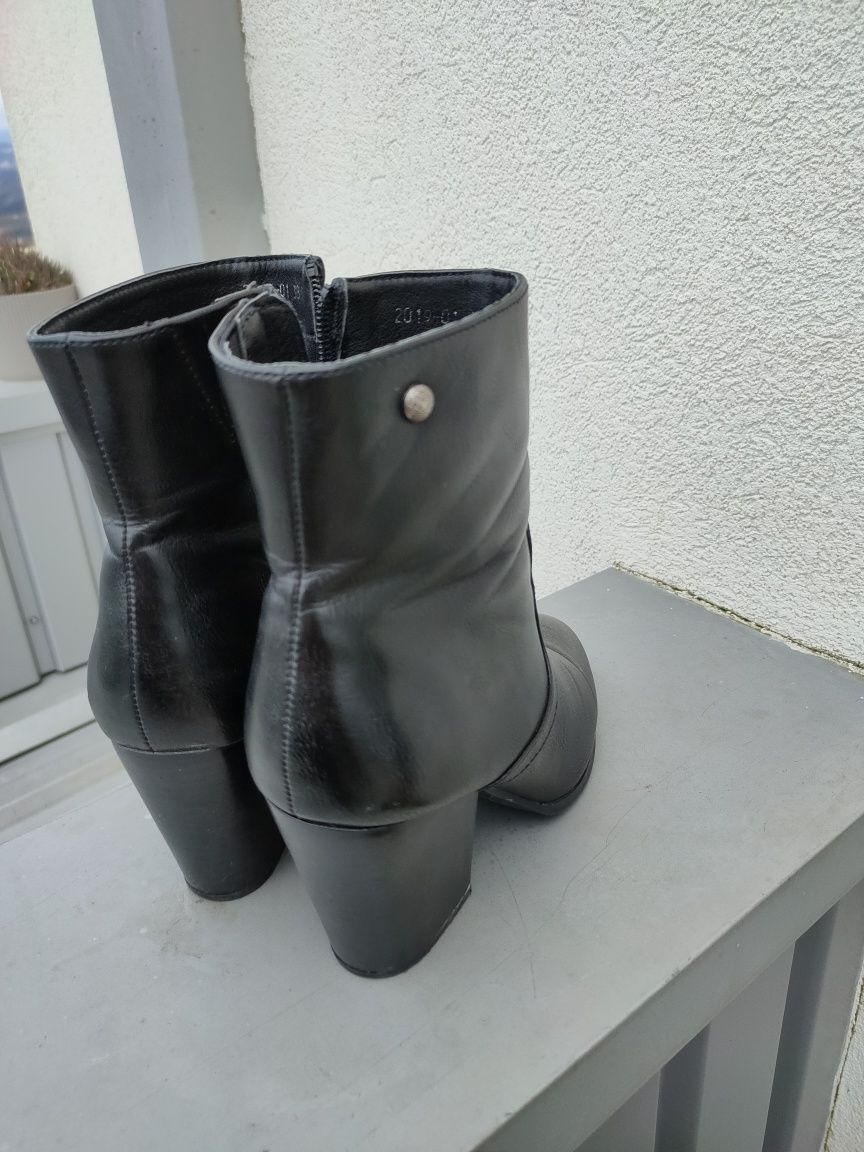 Botas em pele preto 38