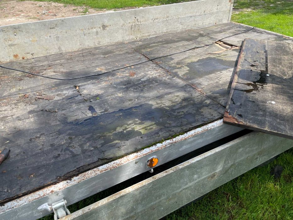 Przyczepka samochodowa dwuosiowa