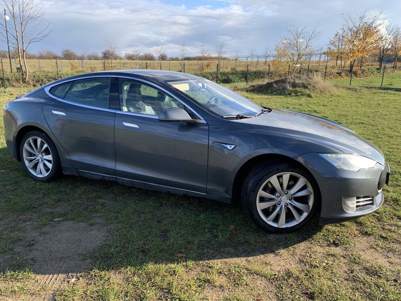 Tesla model s 85p