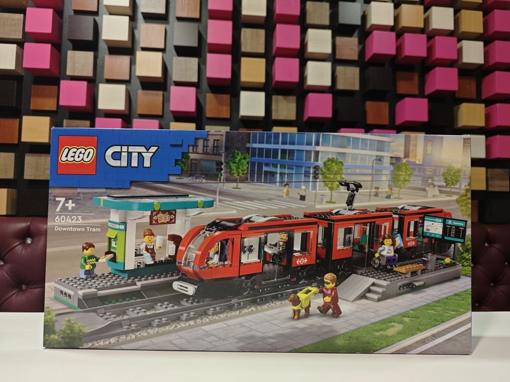 Конструктор LEGO City 60423 Трамвай і вокзал у центрі міста