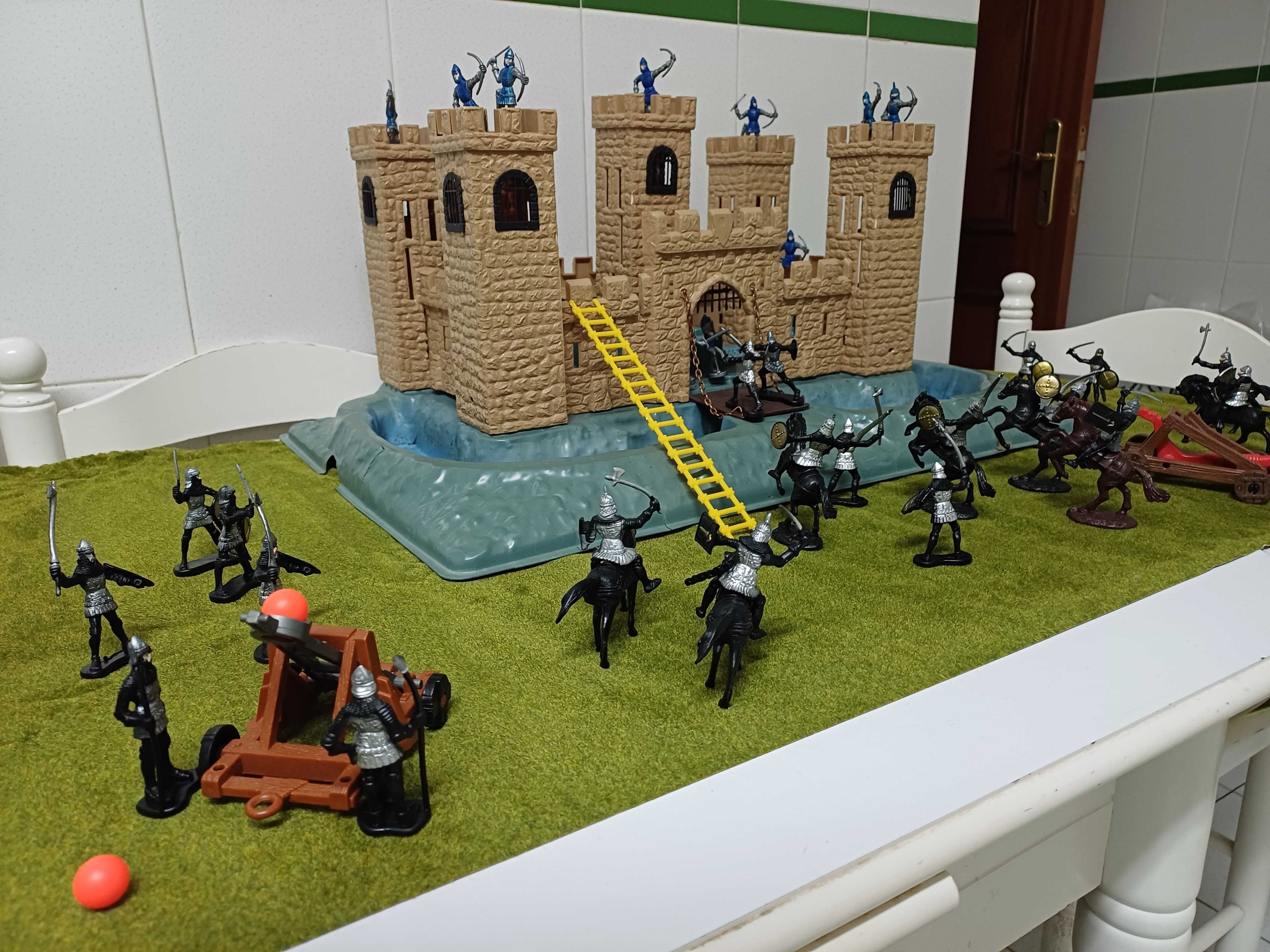 Castelo medieval com exércitos e catapultas